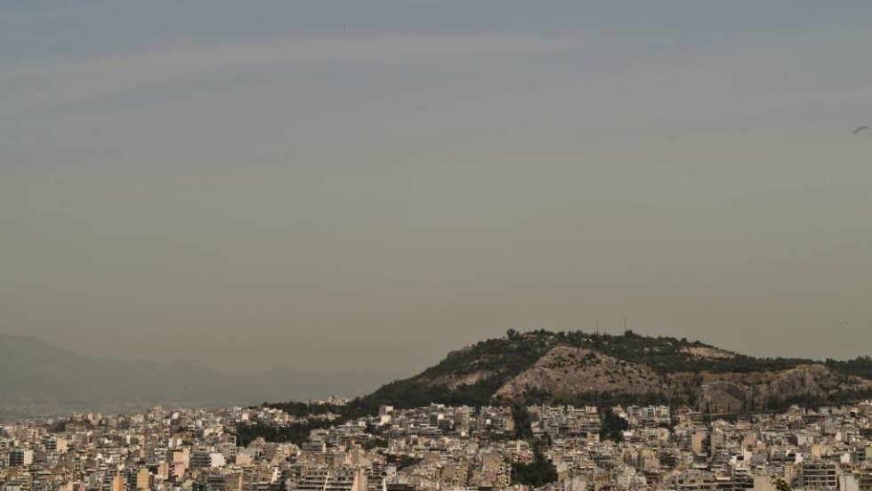 Αφρικανική σκόνη και βροχή στην Αθήνα - «Ξέθαψαν» τις ομπρέλες κάτοικοι και τουρίστες [βίντεο]